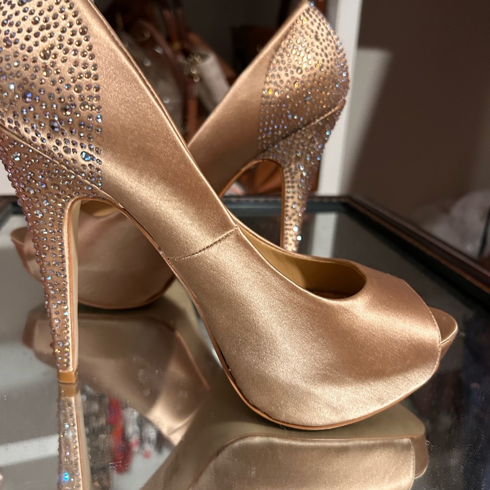 Steve Madden Gold Heels Classic Pump Silhouette